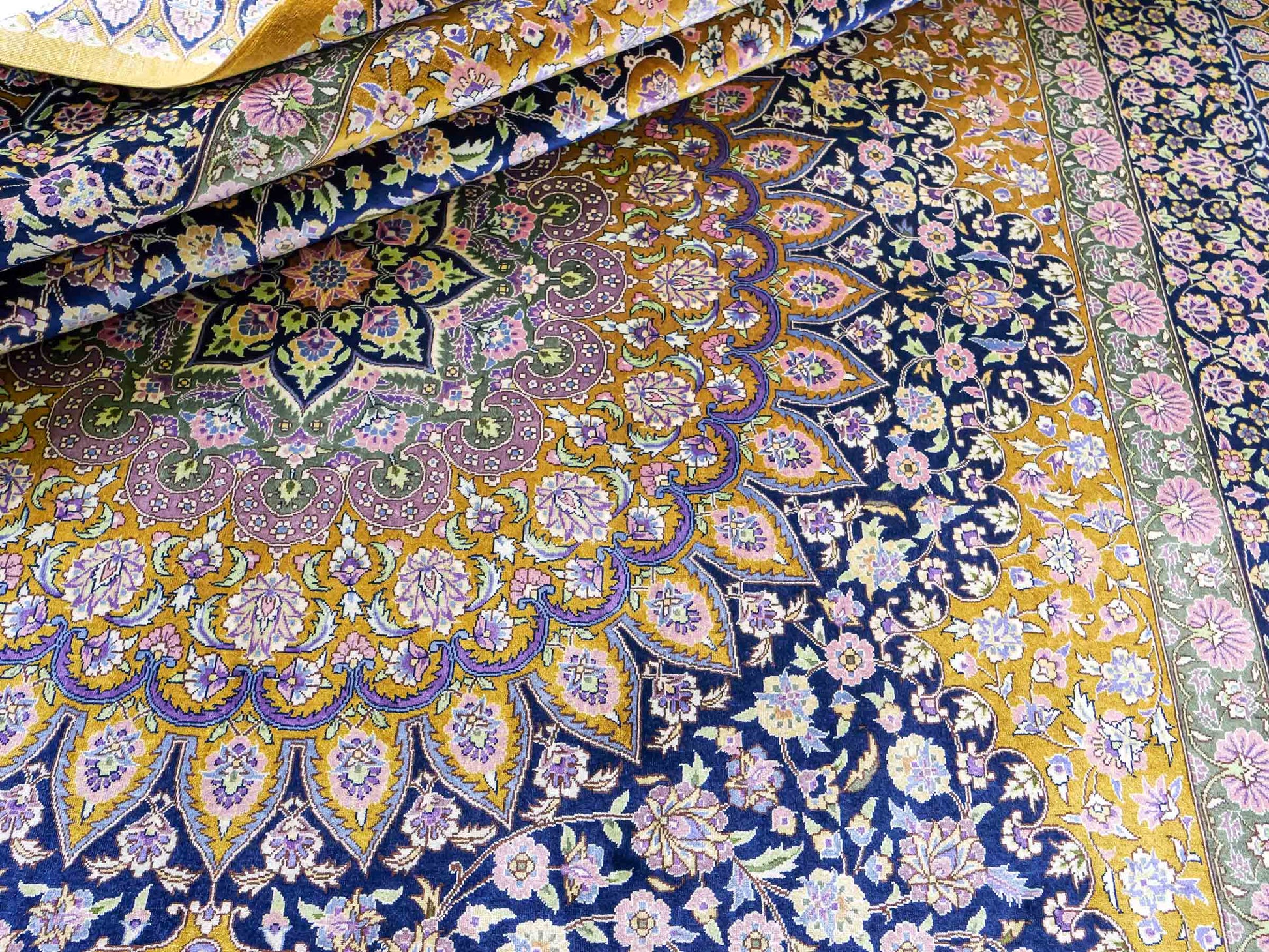 Sehr feiner, handgeknüpfter Khademi Orientteppich mit Ghom Design aus reiner Seide, oliv, blau, braun. 245x155 cm. Vertrieb durch Jupiter Intl.