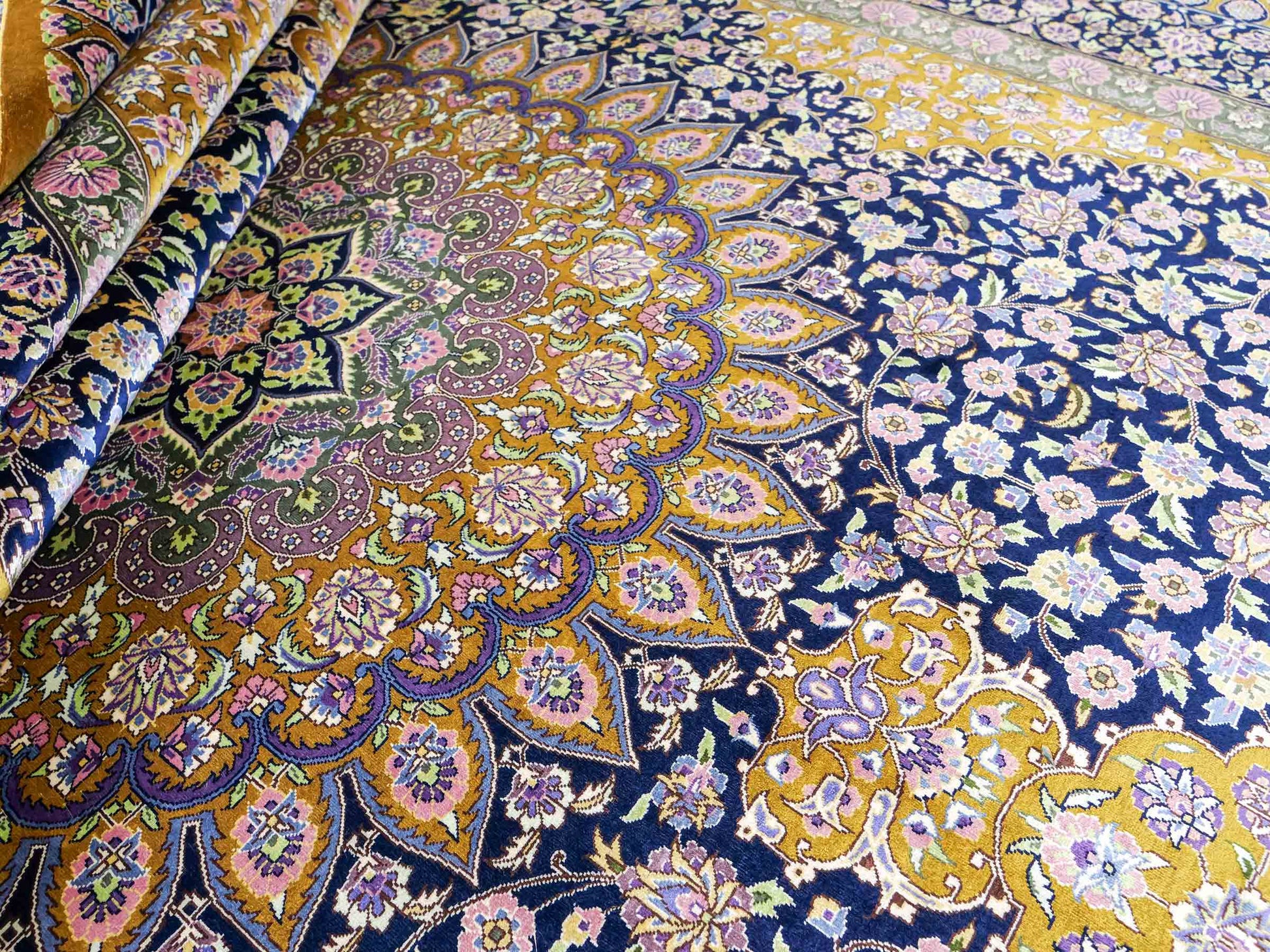 Sehr feiner, handgeknüpfter Khademi Orientteppich mit Ghom Design aus reiner Seide, oliv, blau, braun. 245x155 cm. Vertrieb durch Jupiter Intl.