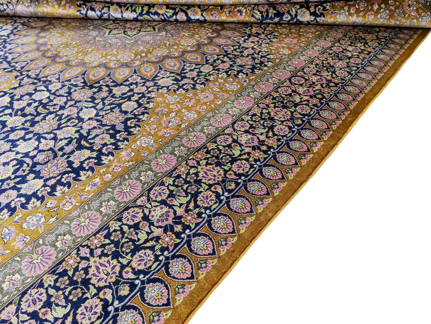 Sehr feiner, handgeknüpfter Khademi Orientteppich mit Ghom Design aus reiner Seide, oliv, blau, braun. 245x155 cm. Vertrieb durch Jupiter Intl.