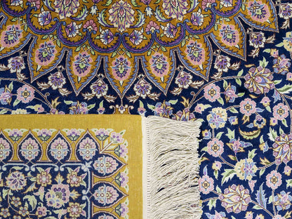 Sehr feiner, handgeknüpfter Khademi Orientteppich mit Ghom Design aus reiner Seide, oliv, blau, braun. 245x155 cm. Vertrieb durch Jupiter Intl.