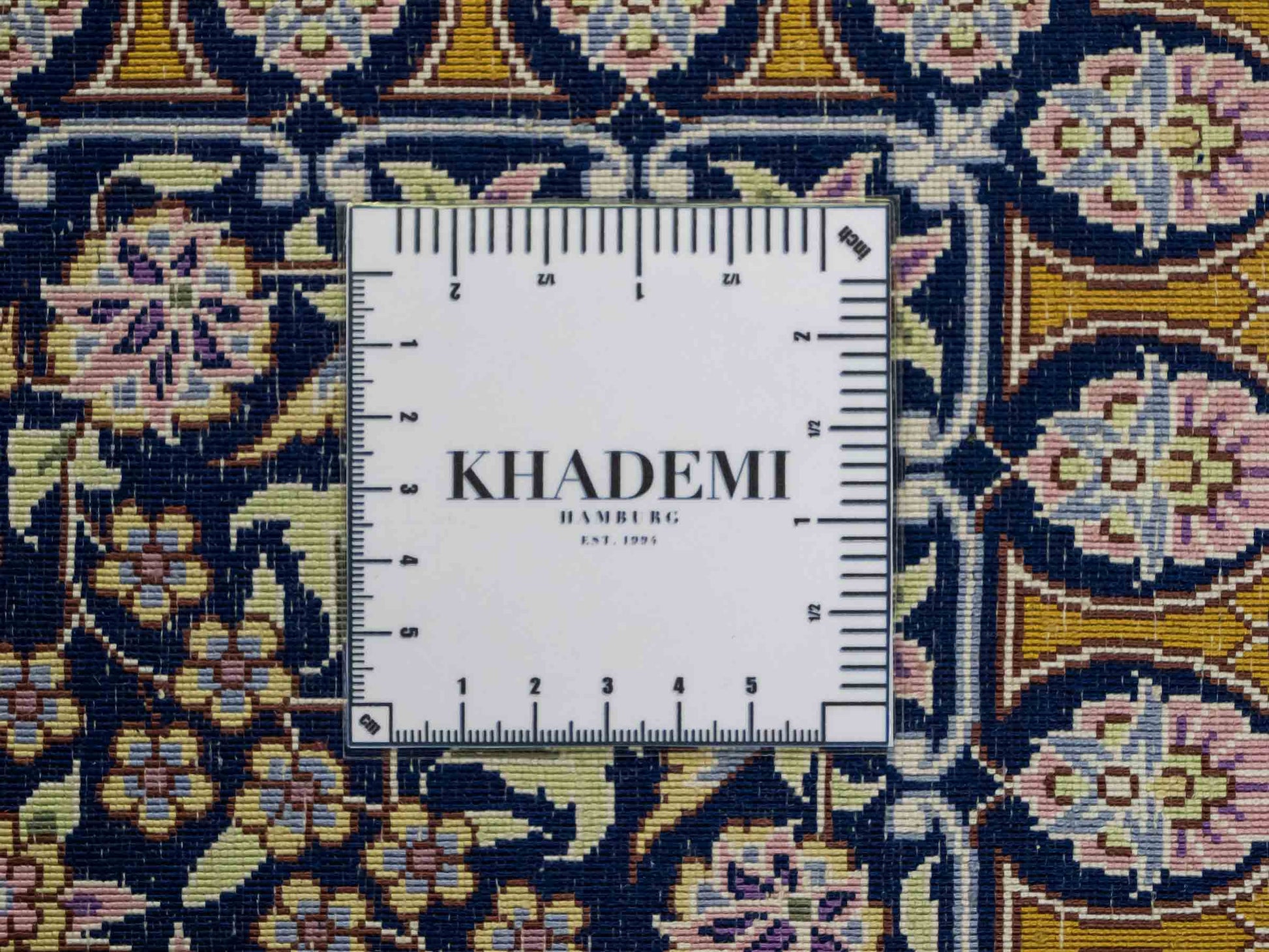 Sehr feiner, handgeknüpfter Khademi Orientteppich mit Ghom Design aus reiner Seide, oliv, blau, braun. 245x155 cm. Vertrieb durch Jupiter Intl.
