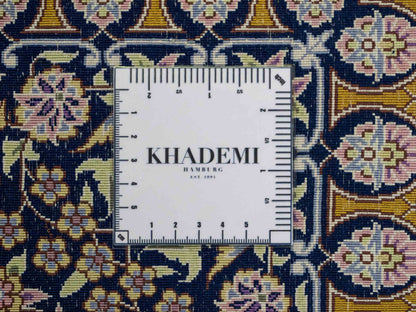 Sehr feiner, handgeknüpfter Khademi Orientteppich mit Ghom Design aus reiner Seide, oliv, blau, braun. 245x155 cm. Vertrieb durch Jupiter Intl.