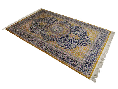 Sehr feiner, handgeknüpfter Khademi Orientteppich mit Ghom Design aus reiner Seide, oliv, blau, braun. 245x155 cm. Vertrieb durch Jupiter Intl.