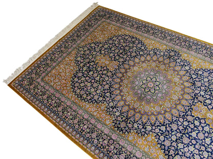 Sehr feiner, handgeknüpfter Khademi Orientteppich mit Ghom Design aus reiner Seide, oliv, blau, braun. 245x155 cm. Vertrieb durch Jupiter Intl.