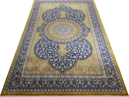 Sehr feiner, handgeknüpfter Khademi Orientteppich mit Ghom Design aus reiner Seide, oliv, blau, braun. 245x155 cm. Vertrieb durch Jupiter Intl.