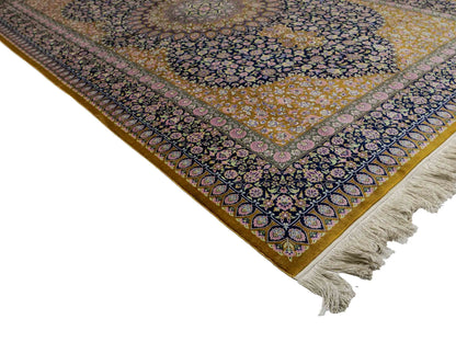Sehr feiner, handgeknüpfter Khademi Orientteppich mit Ghom Design aus reiner Seide, oliv, blau, braun. 245x155 cm. Vertrieb durch Jupiter Intl.