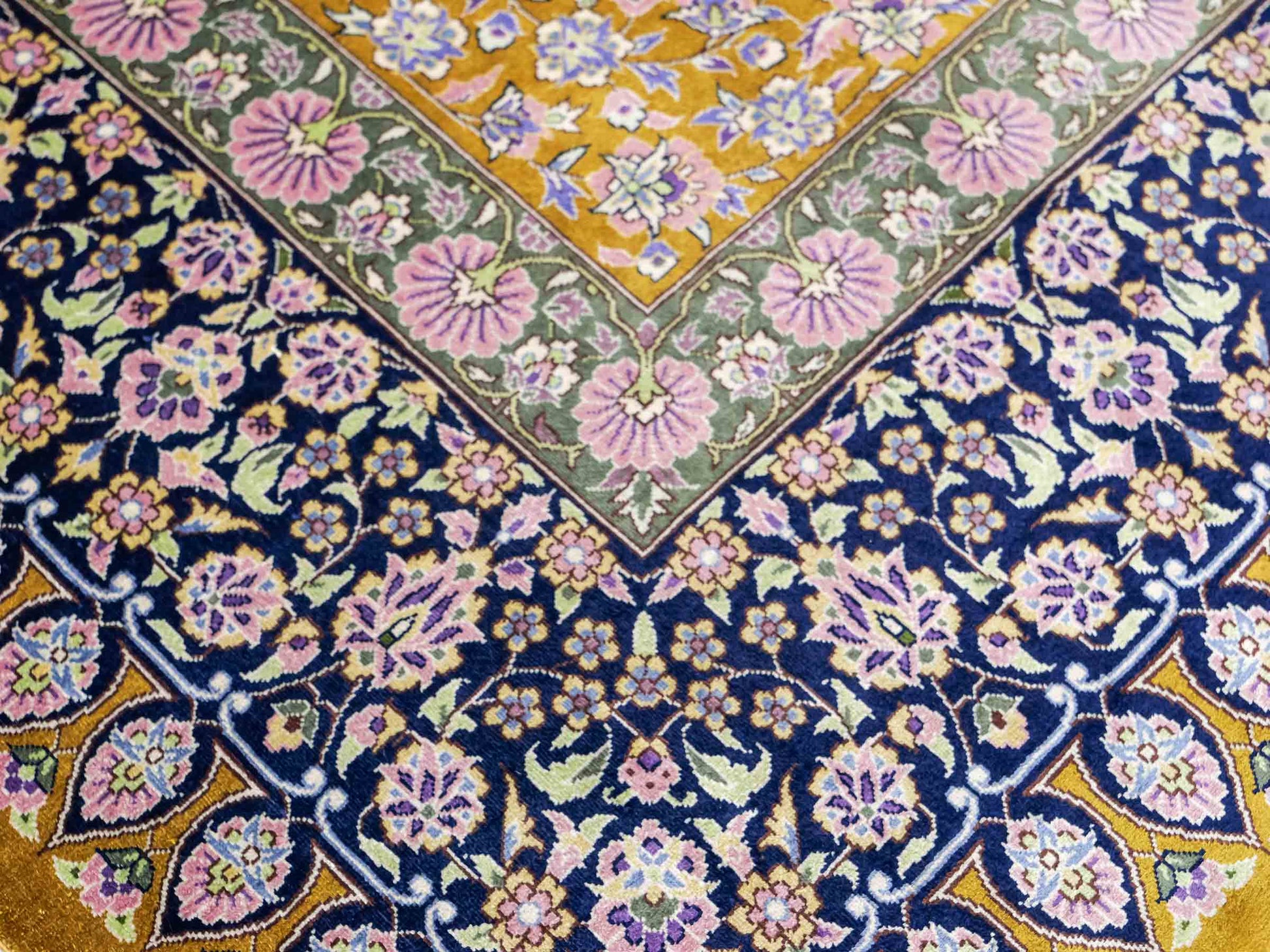 Sehr feiner, handgeknüpfter Khademi Orientteppich mit Ghom Design aus reiner Seide, oliv, blau, braun. 245x155 cm. Vertrieb durch Jupiter Intl.