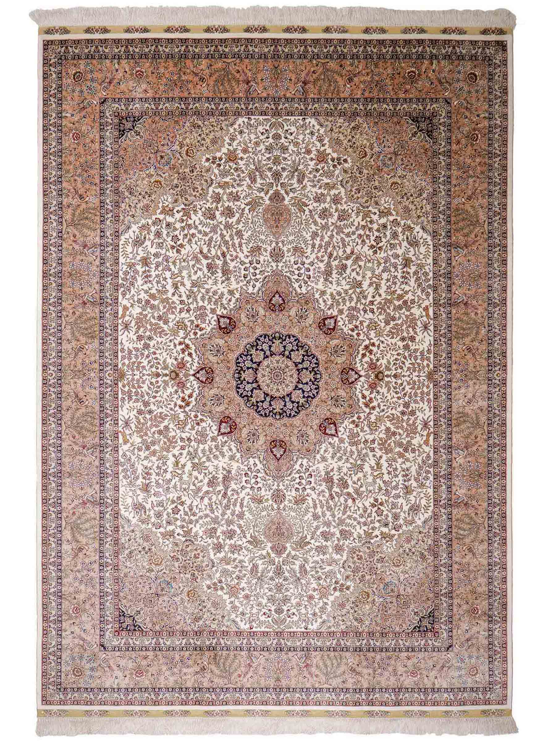 Sehr feiner, handgeknüpfter Khademi Orientteppich mit Ghom Design aus reiner Seide, creme, beige, weiß. 245x173 cm. Vertrieb durch Jupiter Intl.