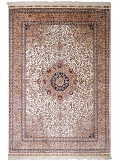 Sehr feiner, handgeknüpfter Khademi Orientteppich mit Ghom Design aus reiner Seide, creme, beige, weiß. 245x173 cm. Vertrieb durch Jupiter Intl.
