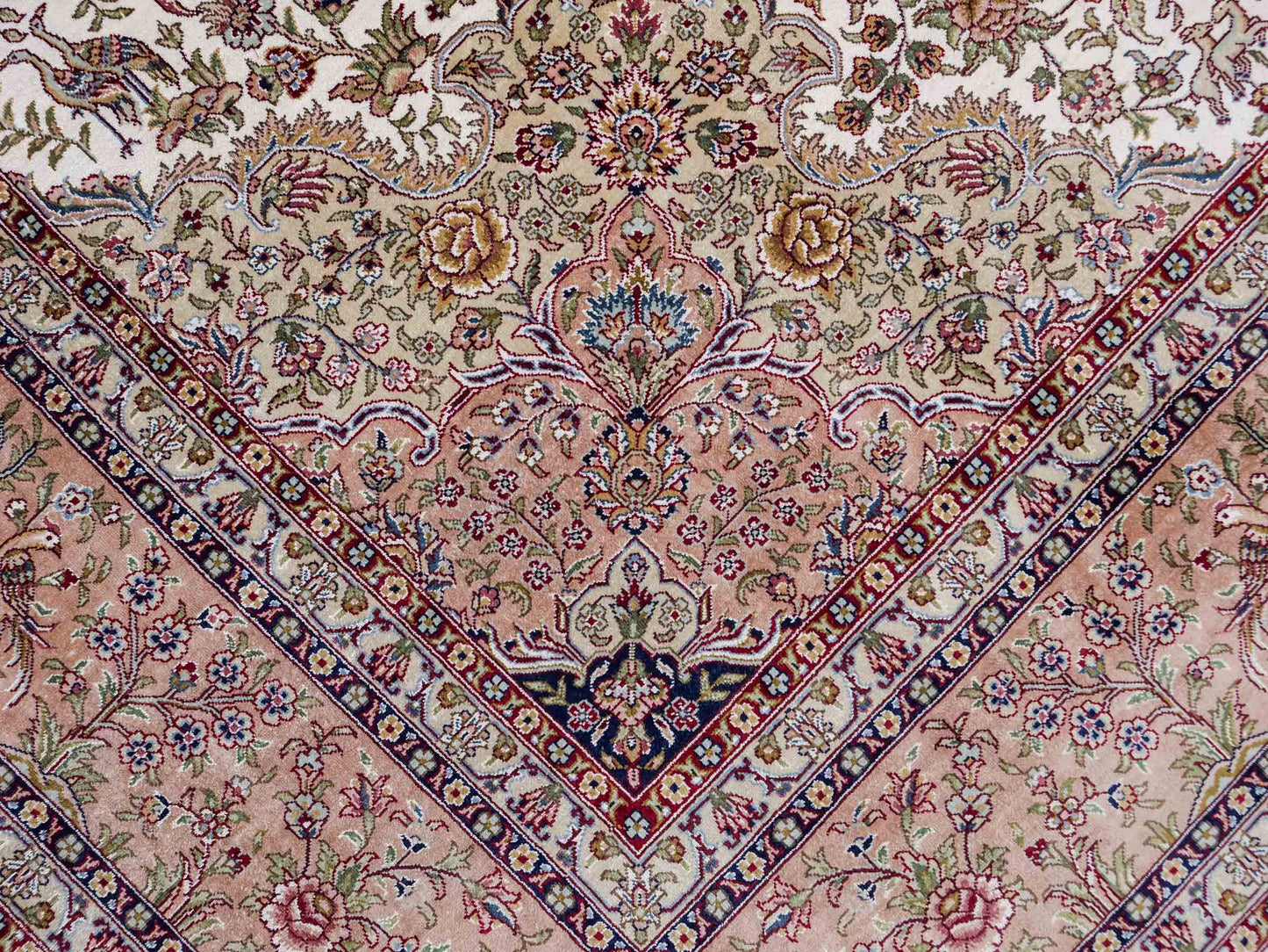 Sehr feiner, handgeknüpfter Khademi Orientteppich mit Ghom Design aus reiner Seide, creme, beige, weiß. 245x173 cm. Vertrieb durch Jupiter Intl.