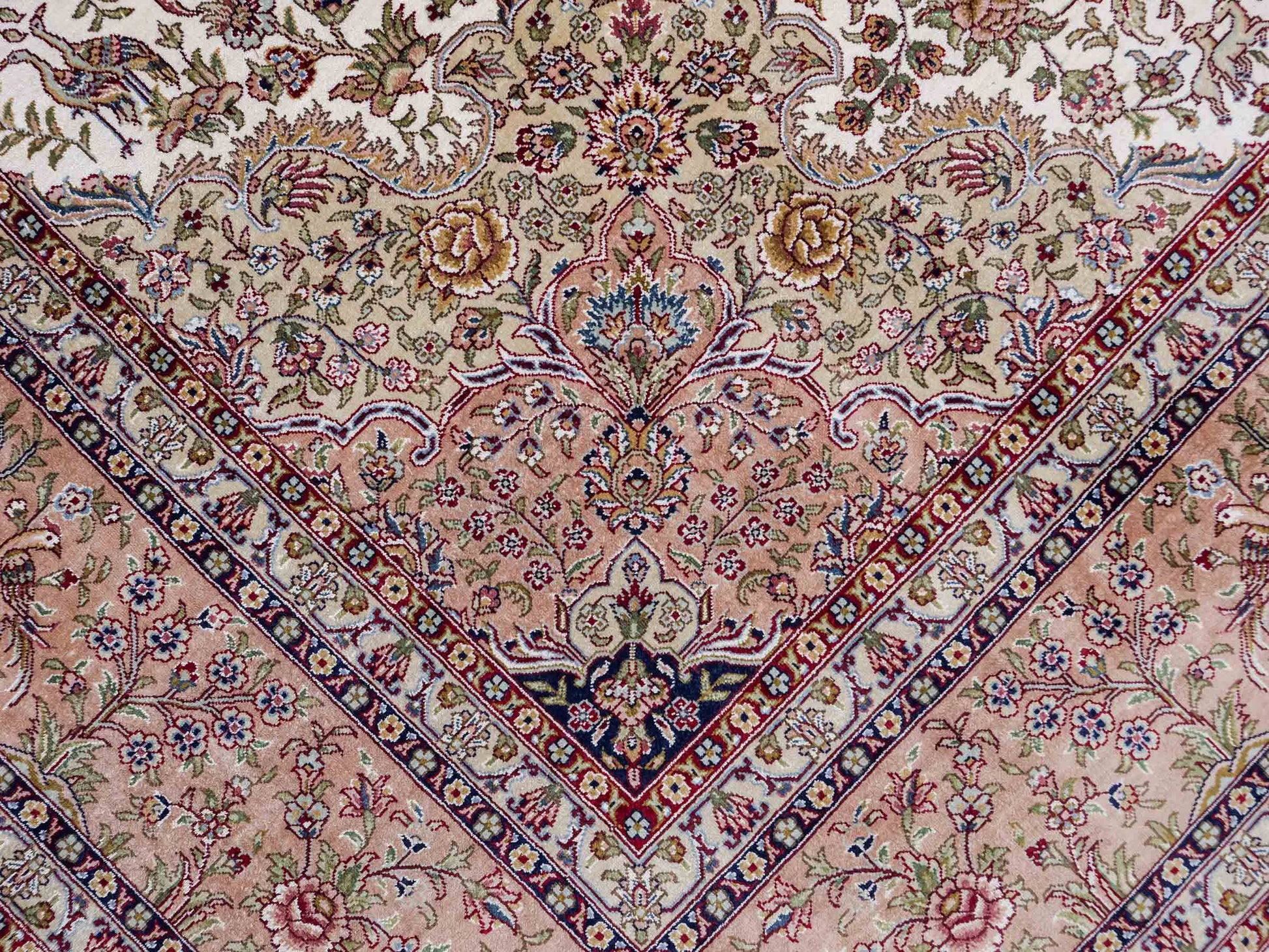 Sehr feiner, handgeknüpfter Khademi Orientteppich mit Ghom Design aus reiner Seide, creme, beige, weiß. 245x173 cm. Vertrieb durch Jupiter Intl.