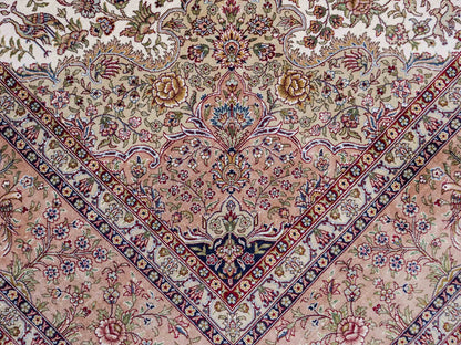Sehr feiner, handgeknüpfter Khademi Orientteppich mit Ghom Design aus reiner Seide, creme, beige, weiß. 245x173 cm. Vertrieb durch Jupiter Intl.
