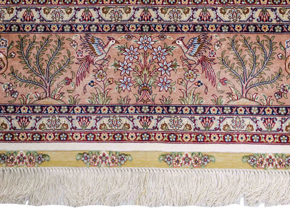 Sehr feiner, handgeknüpfter Khademi Orientteppich mit Ghom Design aus reiner Seide, creme, beige, weiß. 245x173 cm. Vertrieb durch Jupiter Intl.