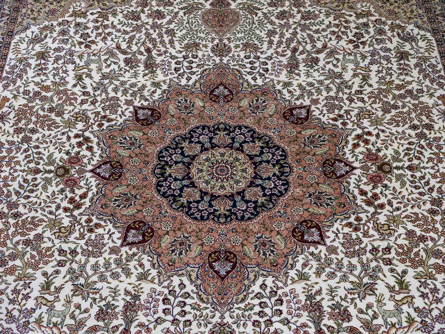 Sehr feiner, handgeknüpfter Khademi Orientteppich mit Ghom Design aus reiner Seide, creme, beige, weiß. 245x173 cm. Vertrieb durch Jupiter Intl.