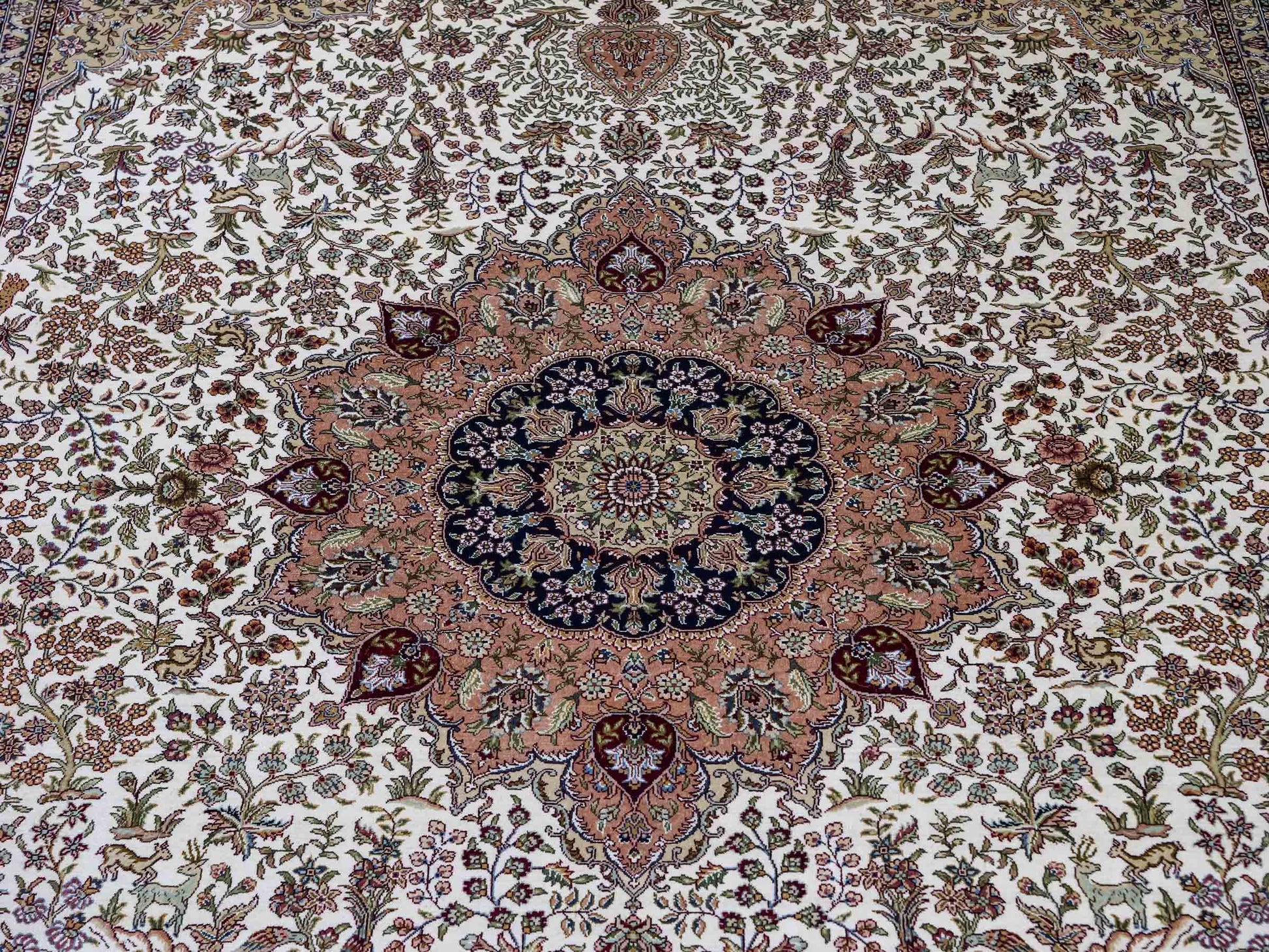 Sehr feiner, handgeknüpfter Khademi Orientteppich mit Ghom Design aus reiner Seide, creme, beige, weiß. 245x173 cm. Vertrieb durch Jupiter Intl.