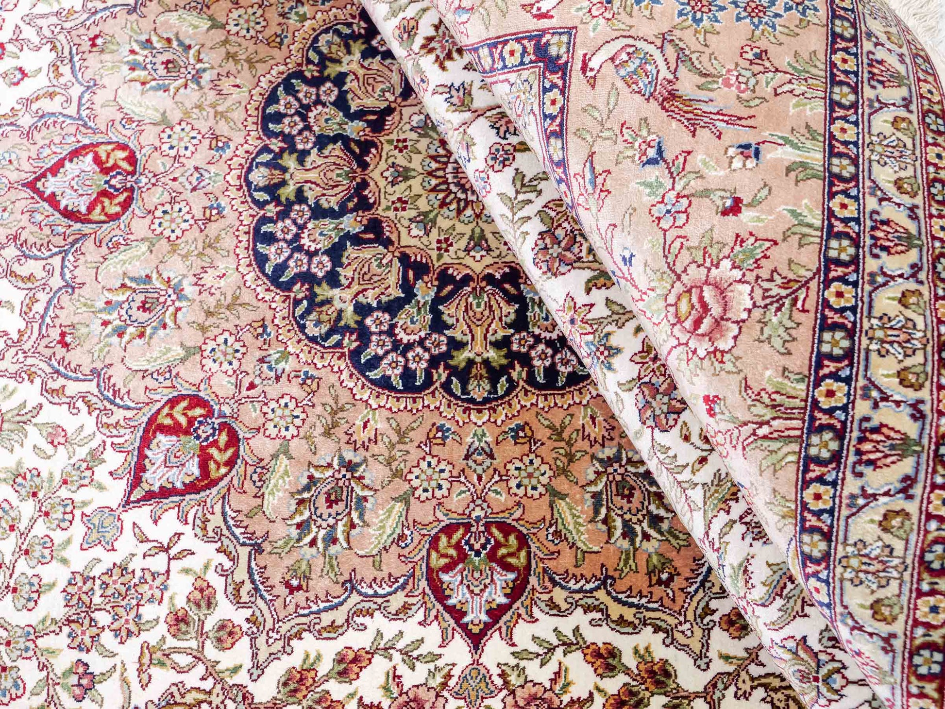 Sehr feiner, handgeknüpfter Khademi Orientteppich mit Ghom Design aus reiner Seide, creme, beige, weiß. 245x173 cm. Vertrieb durch Jupiter Intl.