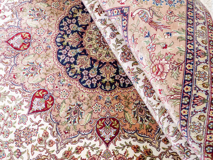 Sehr feiner, handgeknüpfter Khademi Orientteppich mit Ghom Design aus reiner Seide, creme, beige, weiß. 245x173 cm. Vertrieb durch Jupiter Intl.