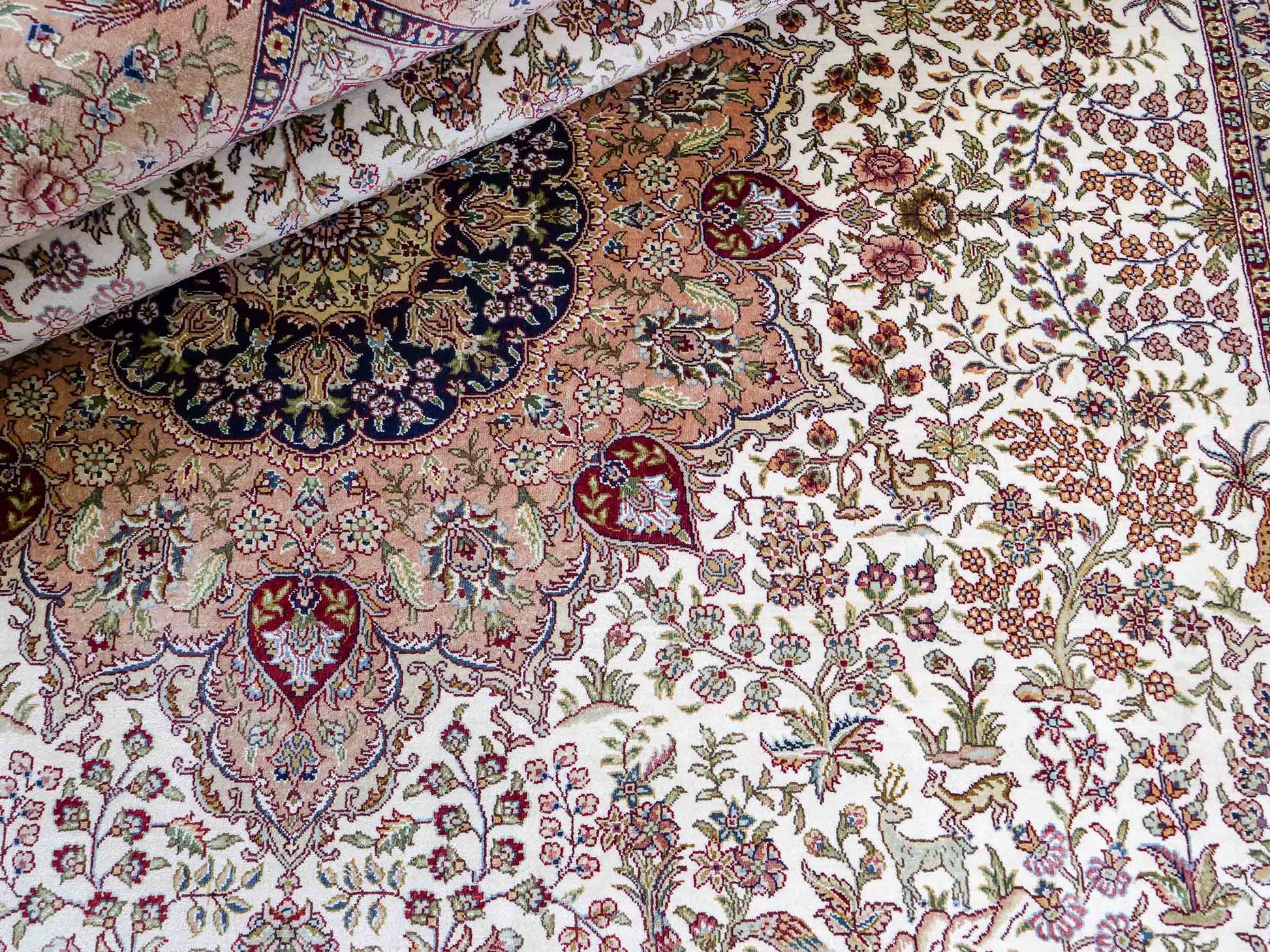 Sehr feiner, handgeknüpfter Khademi Orientteppich mit Ghom Design aus reiner Seide, creme, beige, weiß. 245x173 cm. Vertrieb durch Jupiter Intl.