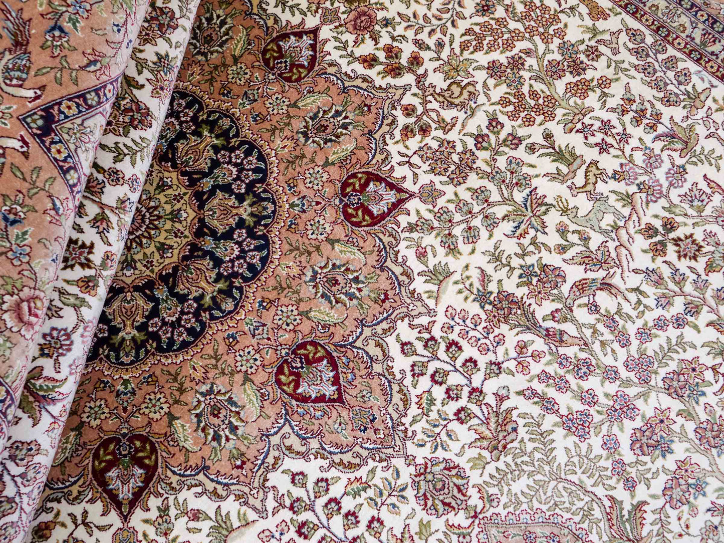 Sehr feiner, handgeknüpfter Khademi Orientteppich mit Ghom Design aus reiner Seide, creme, beige, weiß. 245x173 cm. Vertrieb durch Jupiter Intl.