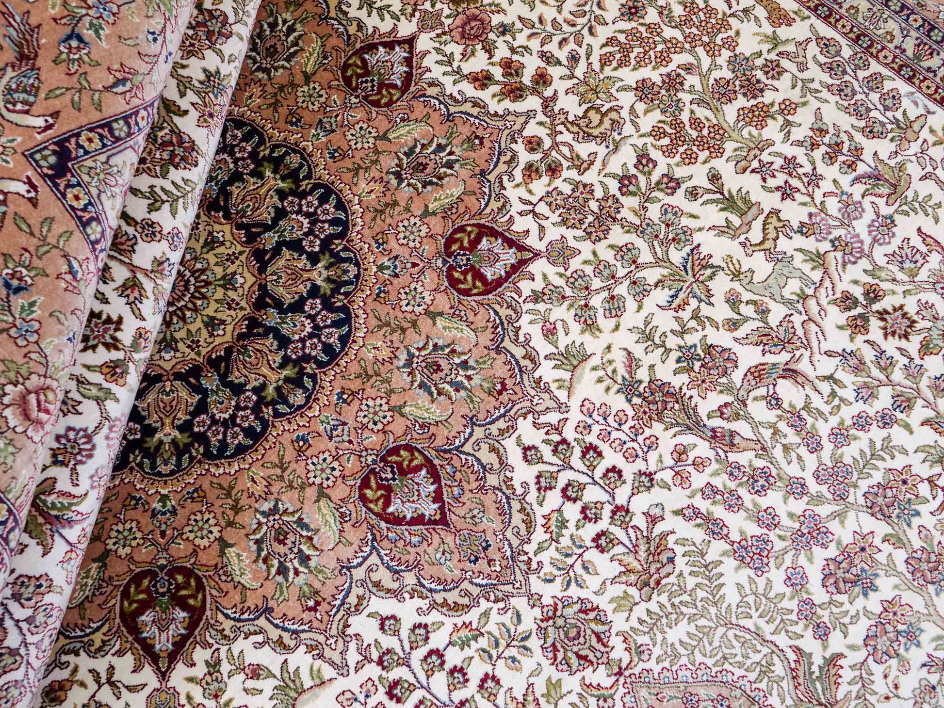 Sehr feiner, handgeknüpfter Khademi Orientteppich mit Ghom Design aus reiner Seide, creme, beige, weiß. 245x173 cm. Vertrieb durch Jupiter Intl.