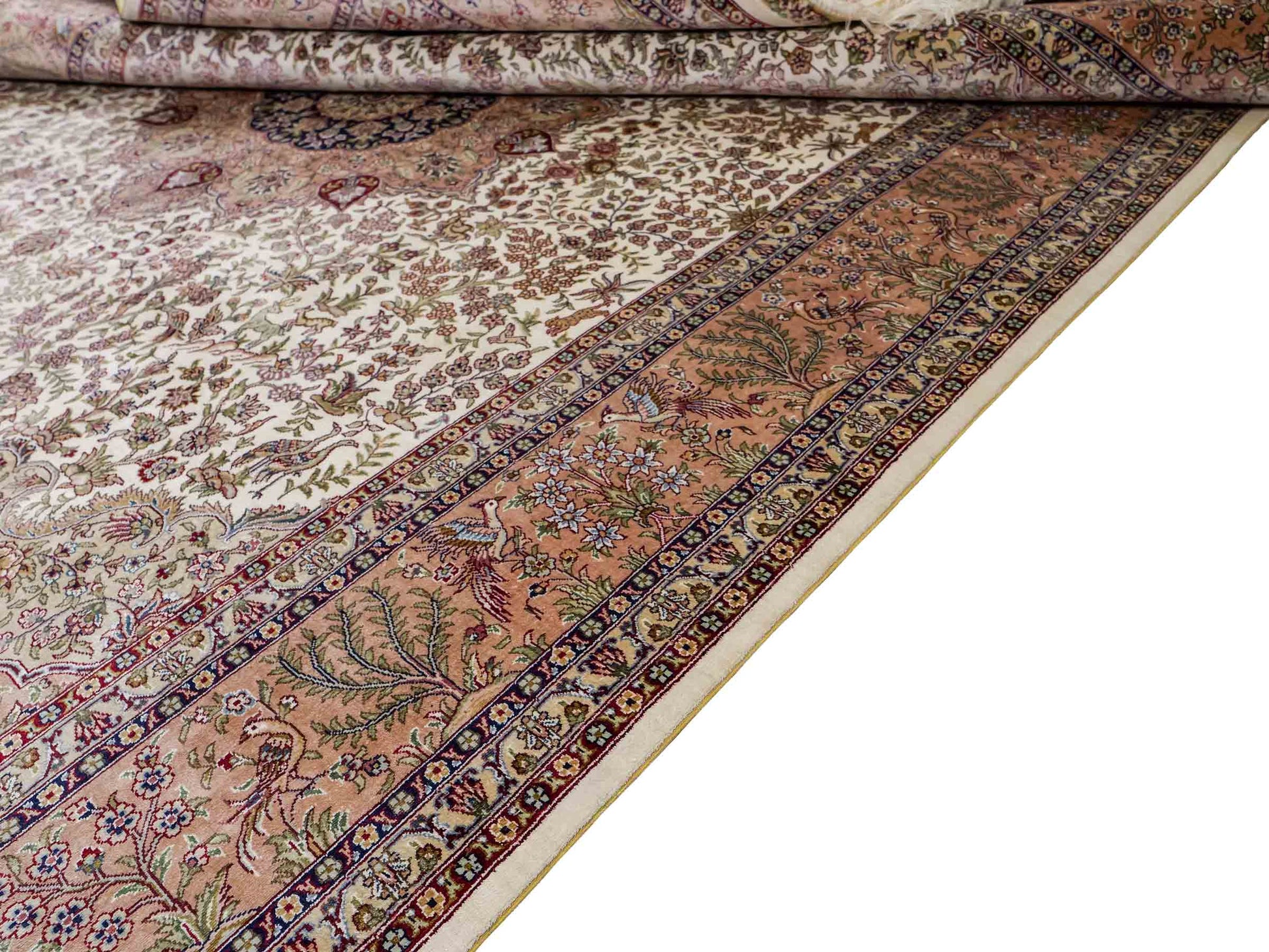 Sehr feiner, handgeknüpfter Khademi Orientteppich mit Ghom Design aus reiner Seide, creme, beige, weiß. 245x173 cm. Vertrieb durch Jupiter Intl.