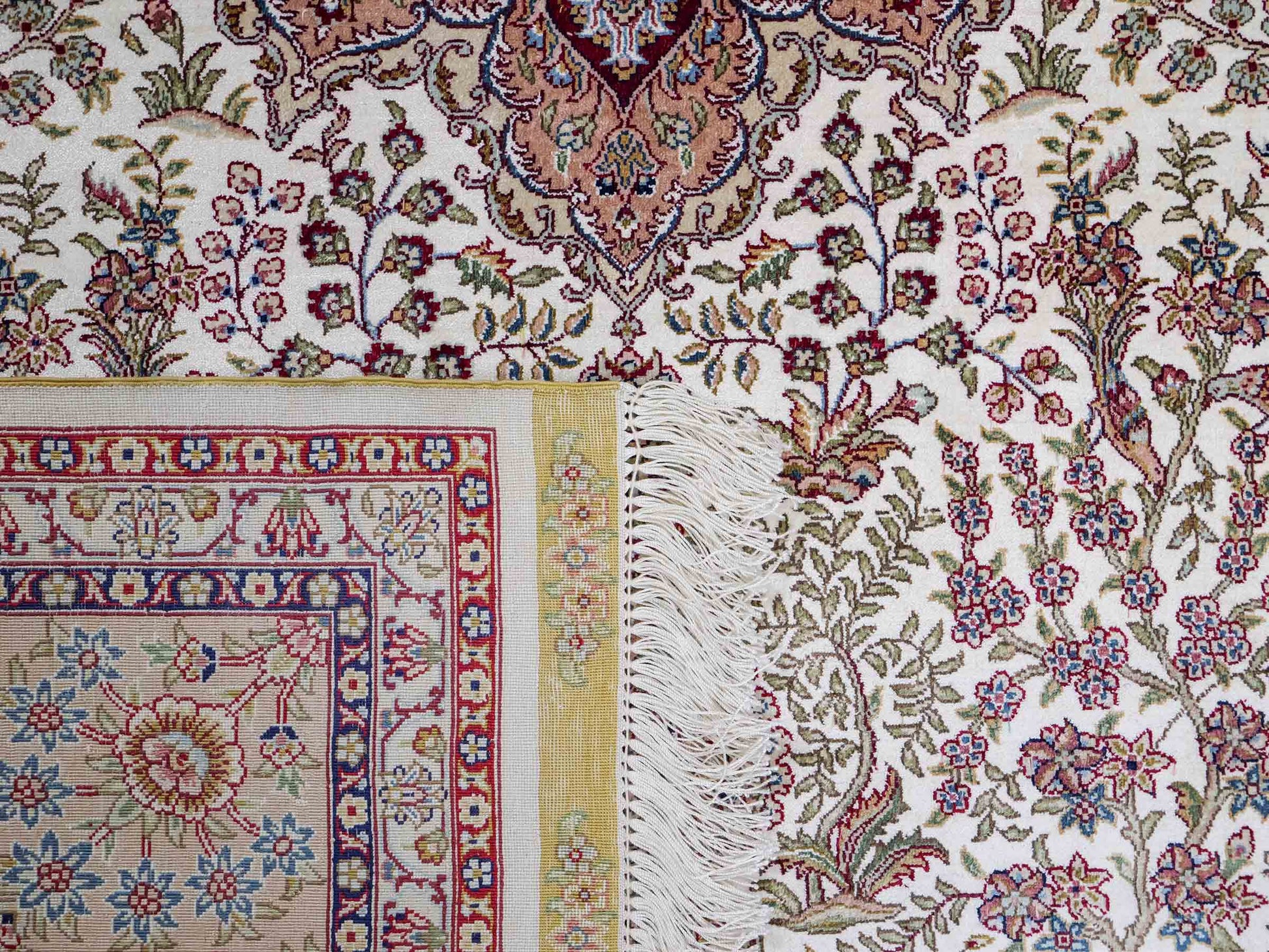 Sehr feiner, handgeknüpfter Khademi Orientteppich mit Ghom Design aus reiner Seide, creme, beige, weiß. 245x173 cm. Vertrieb durch Jupiter Intl.