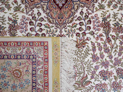Sehr feiner, handgeknüpfter Khademi Orientteppich mit Ghom Design aus reiner Seide, creme, beige, weiß. 245x173 cm. Vertrieb durch Jupiter Intl.