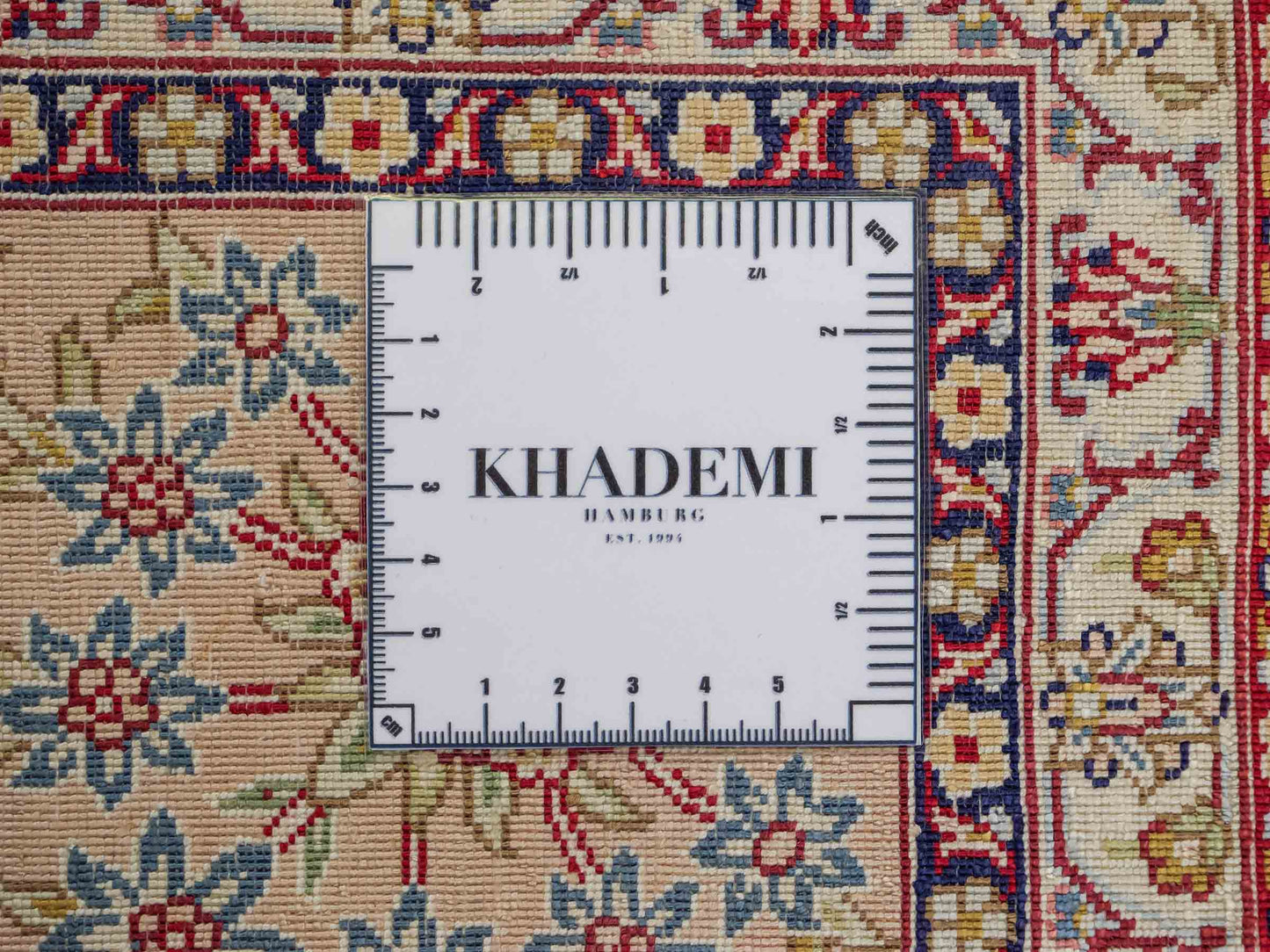 Sehr feiner, handgeknüpfter Khademi Orientteppich mit Ghom Design aus reiner Seide, creme, beige, weiß. 245x173 cm. Vertrieb durch Jupiter Intl.