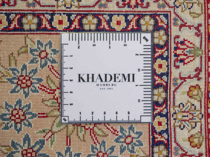 Sehr feiner, handgeknüpfter Khademi Orientteppich mit Ghom Design aus reiner Seide, creme, beige, weiß. 245x173 cm. Vertrieb durch Jupiter Intl.