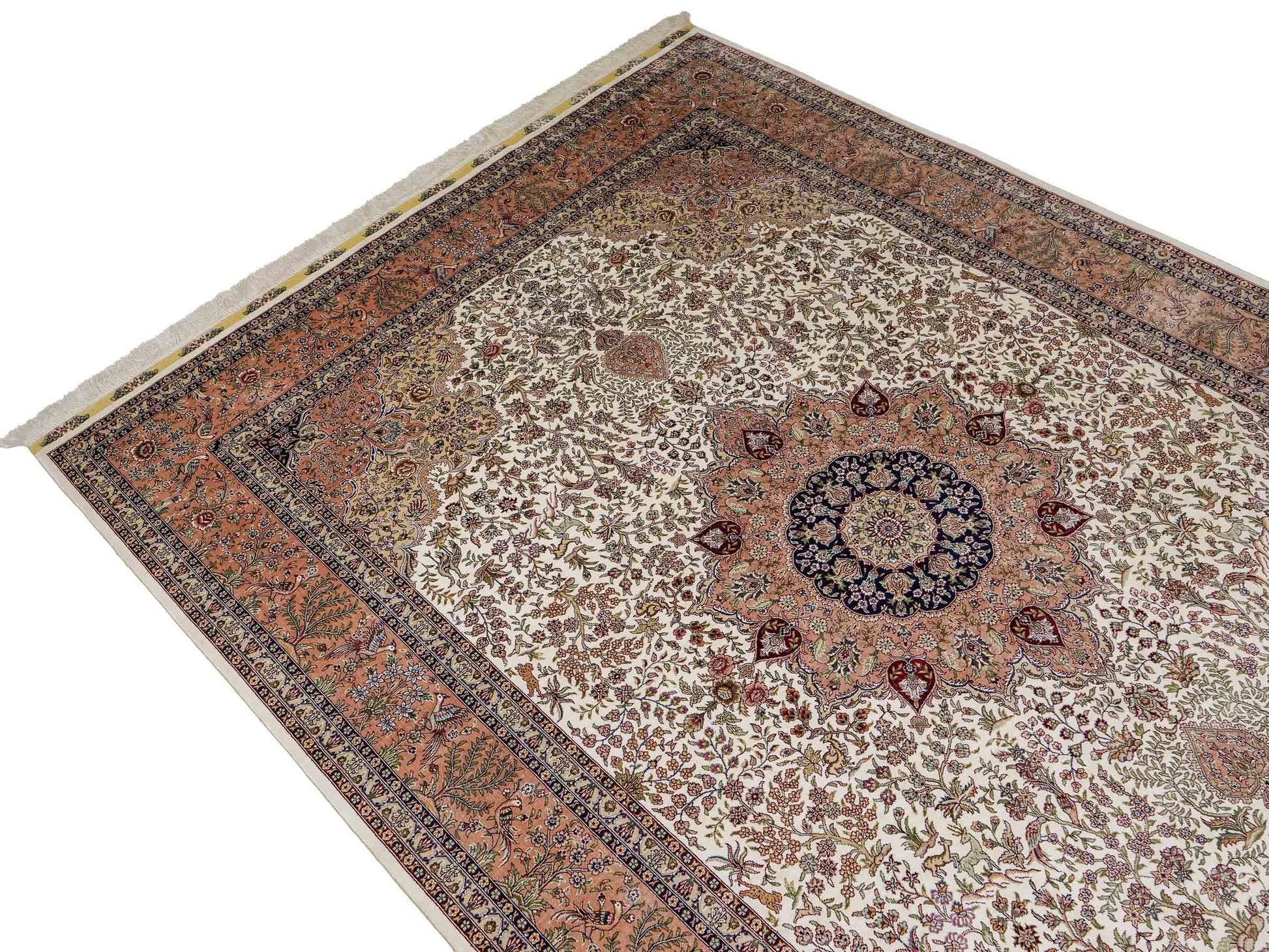 Sehr feiner, handgeknüpfter Khademi Orientteppich mit Ghom Design aus reiner Seide, creme, beige, weiß. 245x173 cm. Vertrieb durch Jupiter Intl.