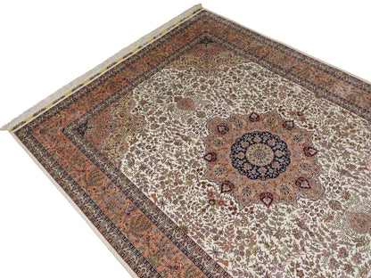 Sehr feiner, handgeknüpfter Khademi Orientteppich mit Ghom Design aus reiner Seide, creme, beige, weiß. 245x173 cm. Vertrieb durch Jupiter Intl.
