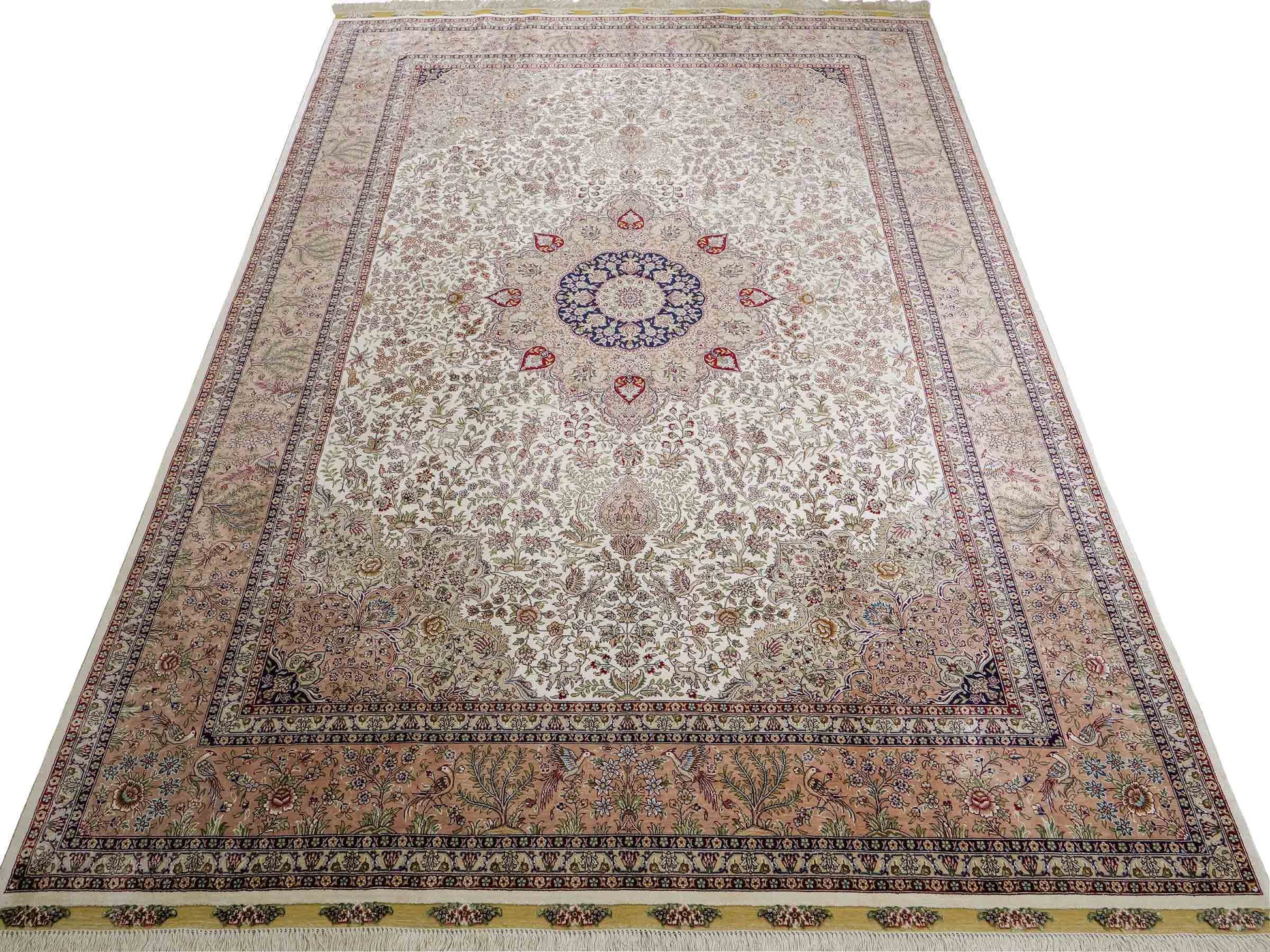Sehr feiner, handgeknüpfter Khademi Orientteppich mit Ghom Design aus reiner Seide, creme, beige, weiß. 245x173 cm. Vertrieb durch Jupiter Intl.