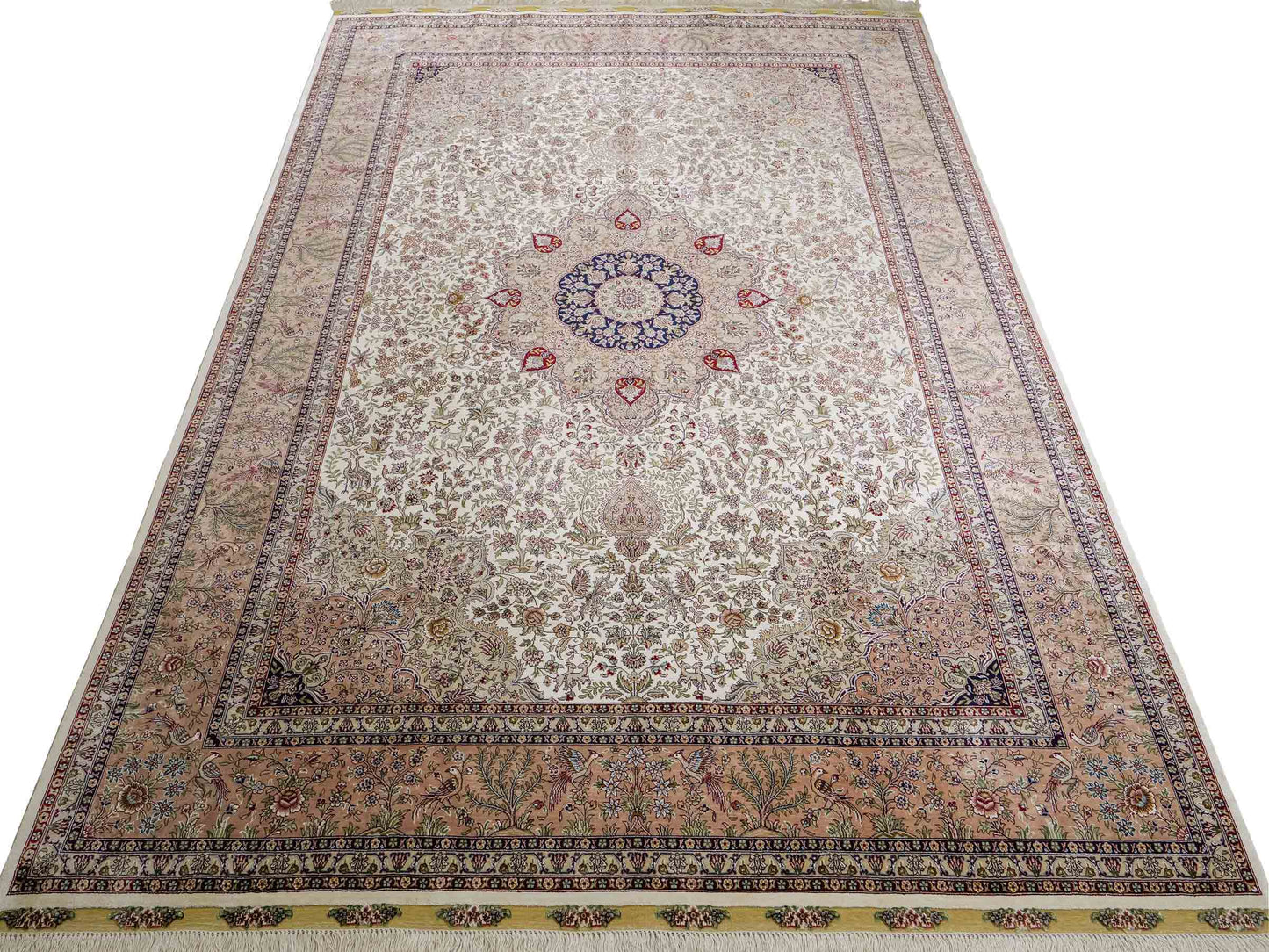Sehr feiner, handgeknüpfter Khademi Orientteppich mit Ghom Design aus reiner Seide, creme, beige, weiß. 245x173 cm. Vertrieb durch Jupiter Intl.