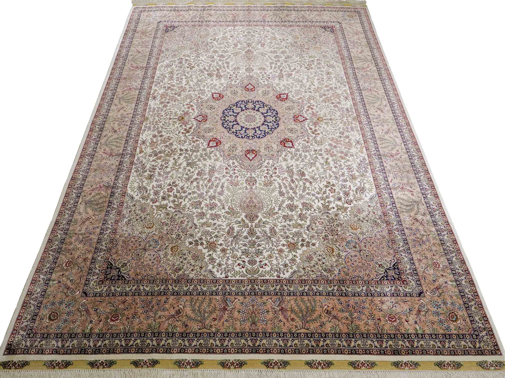 Sehr feiner, handgeknüpfter Khademi Orientteppich mit Ghom Design aus reiner Seide, creme, beige, weiß. 245x173 cm. Vertrieb durch Jupiter Intl.