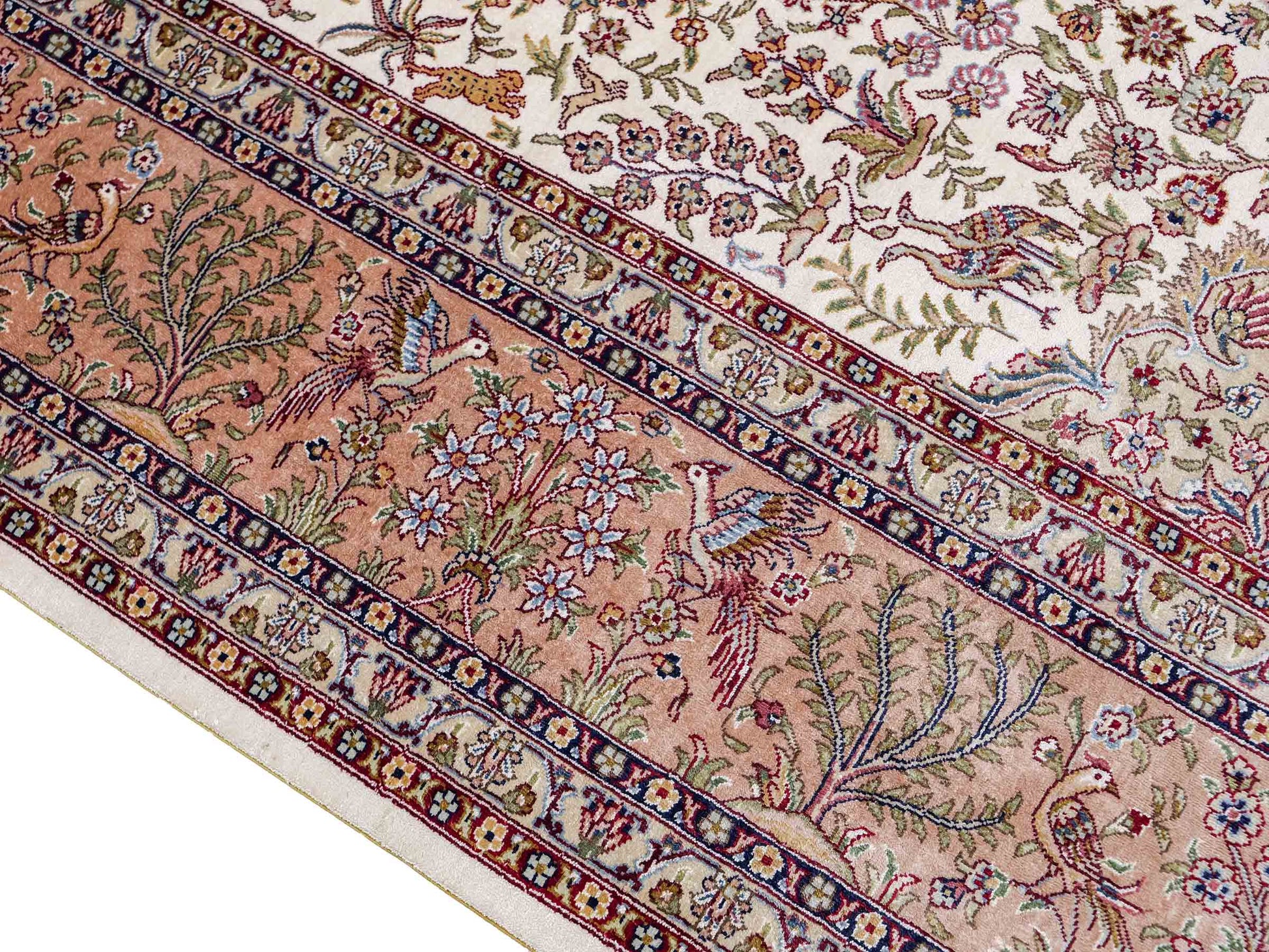 Sehr feiner, handgeknüpfter Khademi Orientteppich mit Ghom Design aus reiner Seide, creme, beige, weiß. 245x173 cm. Vertrieb durch Jupiter Intl.