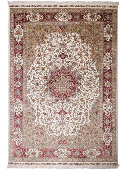 Sehr feiner, handgeknüpfter Khademi Orientteppich mit Ghom Design aus reiner Seide, creme, weiß, rot. 246x173 cm. Vertreib durch Jupiter Intl.