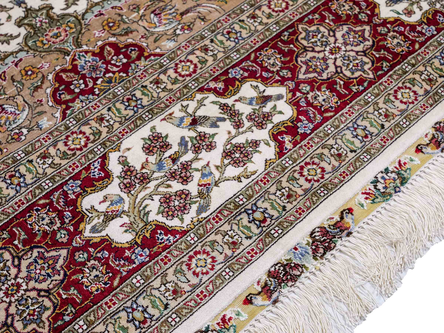 Sehr feiner, handgeknüpfter Khademi Orientteppich mit Ghom Design aus reiner Seide, creme, weiß, rot. 246x173 cm. Vertreib durch Jupiter Intl.