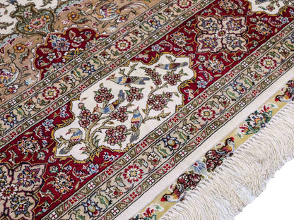 Sehr feiner, handgeknüpfter Khademi Orientteppich mit Ghom Design aus reiner Seide, creme, weiß, rot. 246x173 cm. Vertreib durch Jupiter Intl.