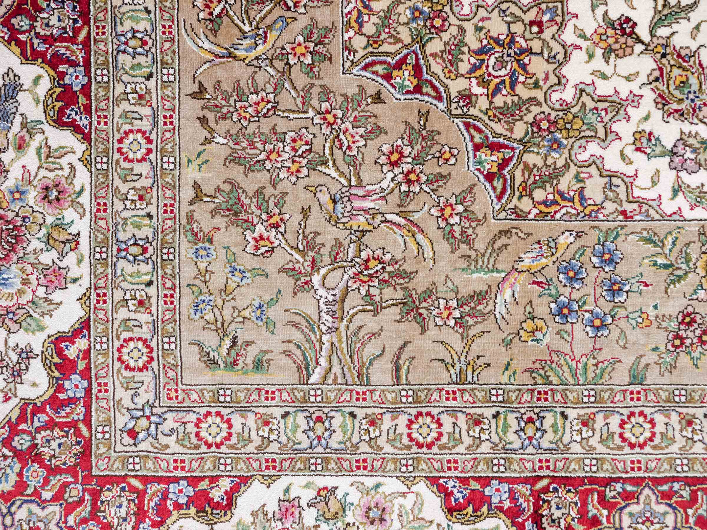 Sehr feiner, handgeknüpfter Khademi Orientteppich mit Ghom Design aus reiner Seide, creme, weiß, rot. 246x173 cm. Vertreib durch Jupiter Intl.