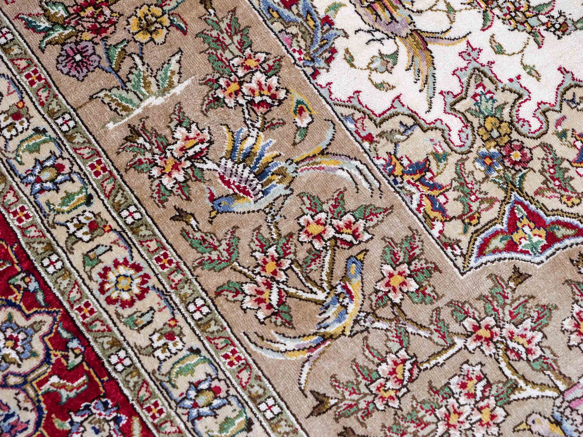 Sehr feiner, handgeknüpfter Khademi Orientteppich mit Ghom Design aus reiner Seide, creme, weiß, rot. 246x173 cm. Vertreib durch Jupiter Intl.