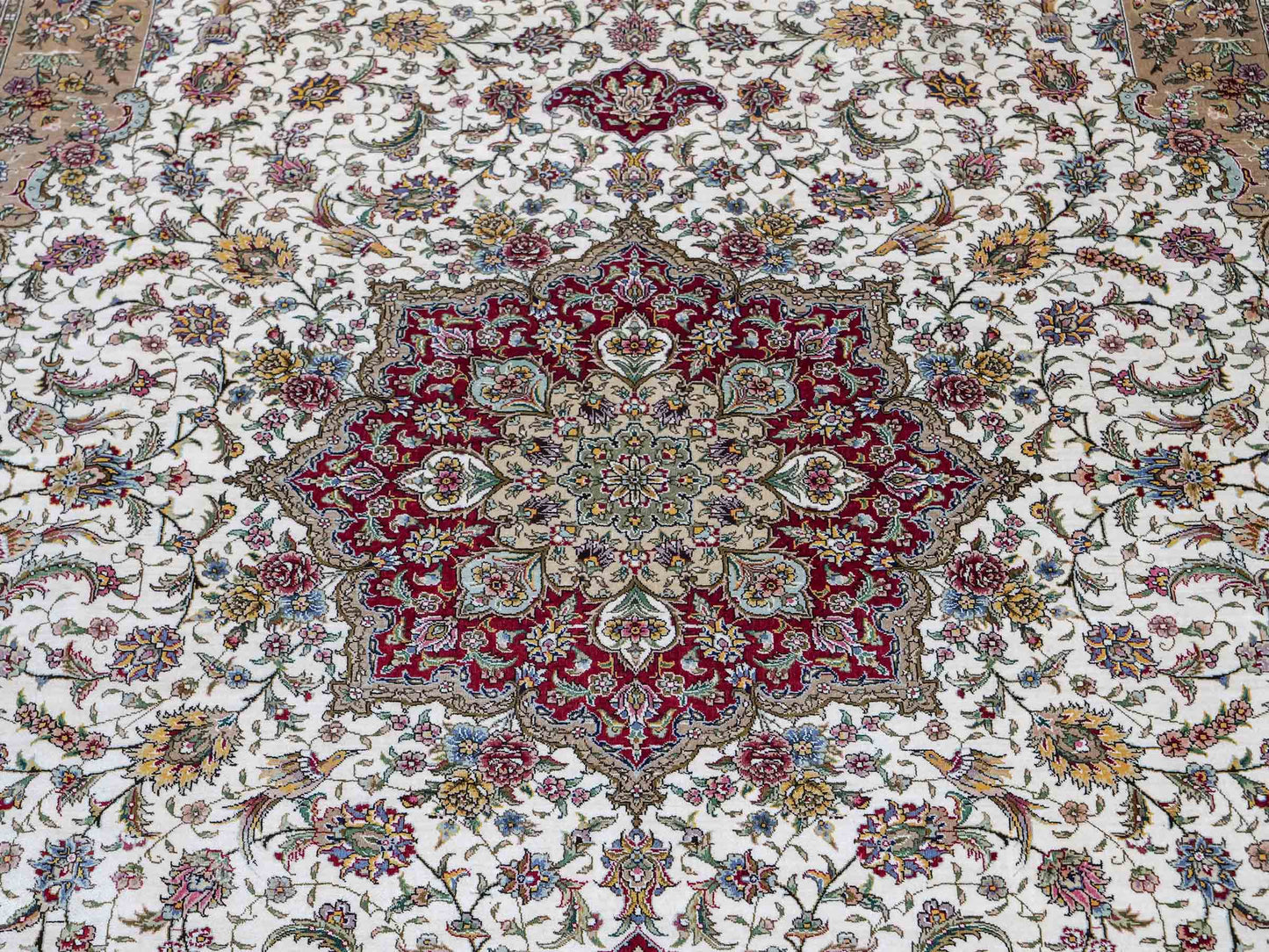 Sehr feiner, handgeknüpfter Khademi Orientteppich mit Ghom Design aus reiner Seide, creme, weiß, rot. 246x173 cm. Vertreib durch Jupiter Intl.