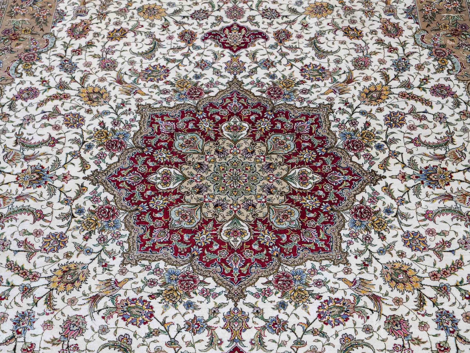 Sehr feiner, handgeknüpfter Khademi Orientteppich mit Ghom Design aus reiner Seide, creme, weiß, rot. 246x173 cm. Vertreib durch Jupiter Intl.
