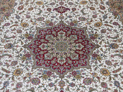 Sehr feiner, handgeknüpfter Khademi Orientteppich mit Ghom Design aus reiner Seide, creme, weiß, rot. 246x173 cm. Vertreib durch Jupiter Intl.