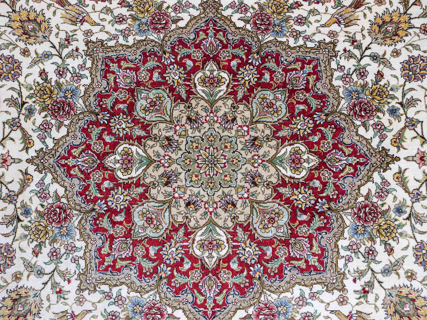 Sehr feiner, handgeknüpfter Khademi Orientteppich mit Ghom Design aus reiner Seide, creme, weiß, rot. 246x173 cm. Vertreib durch Jupiter Intl.