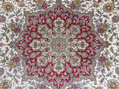 Sehr feiner, handgeknüpfter Khademi Orientteppich mit Ghom Design aus reiner Seide, creme, weiß, rot. 246x173 cm. Vertreib durch Jupiter Intl.