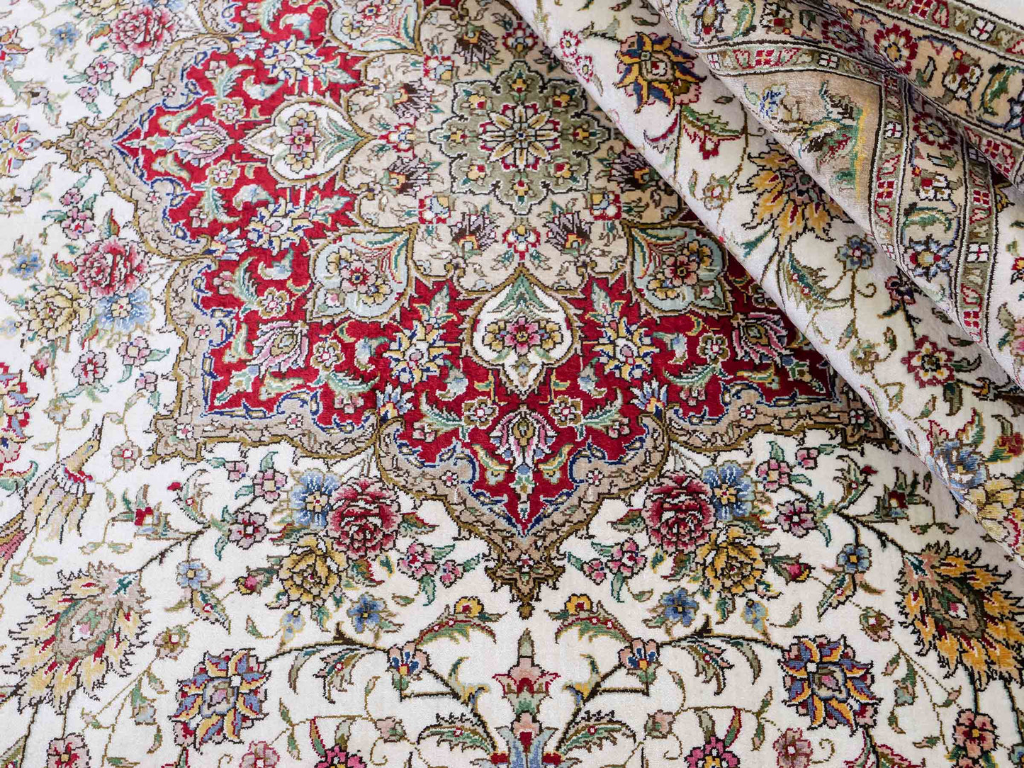 Sehr feiner, handgeknüpfter Khademi Orientteppich mit Ghom Design aus reiner Seide, creme, weiß, rot. 246x173 cm. Vertreib durch Jupiter Intl.