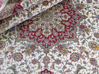 Sehr feiner, handgeknüpfter Khademi Orientteppich mit Ghom Design aus reiner Seide, creme, weiß, rot. 246x173 cm. Vertreib durch Jupiter Intl.