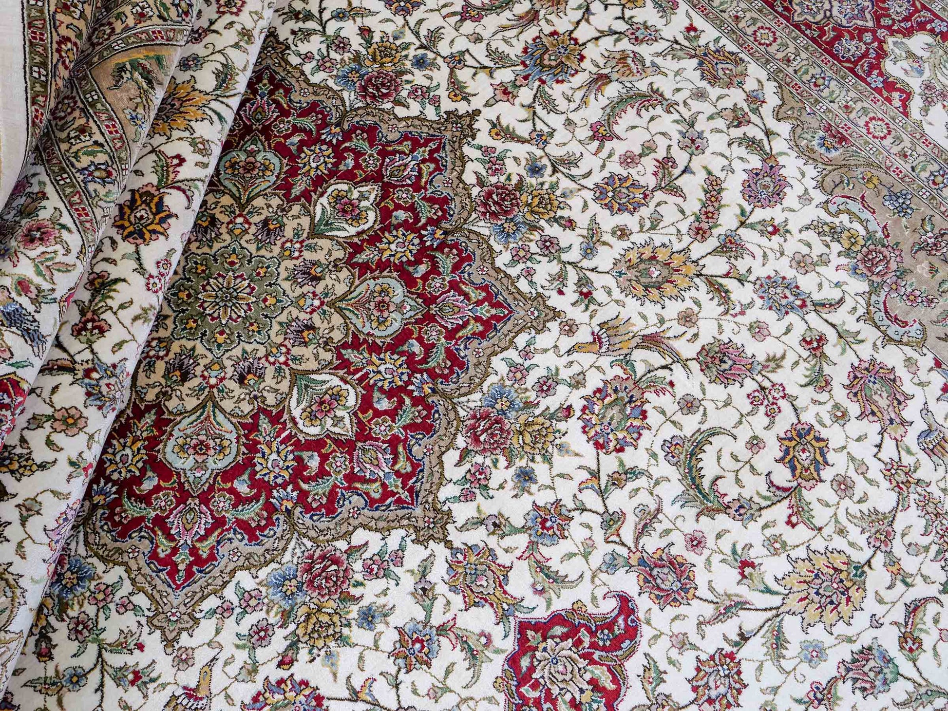 Sehr feiner, handgeknüpfter Khademi Orientteppich mit Ghom Design aus reiner Seide, creme, weiß, rot. 246x173 cm. Vertreib durch Jupiter Intl.