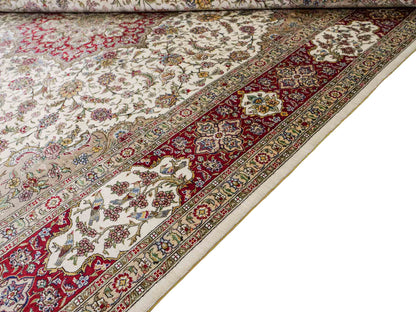 Sehr feiner, handgeknüpfter Khademi Orientteppich mit Ghom Design aus reiner Seide, creme, weiß, rot. 246x173 cm. Vertreib durch Jupiter Intl.