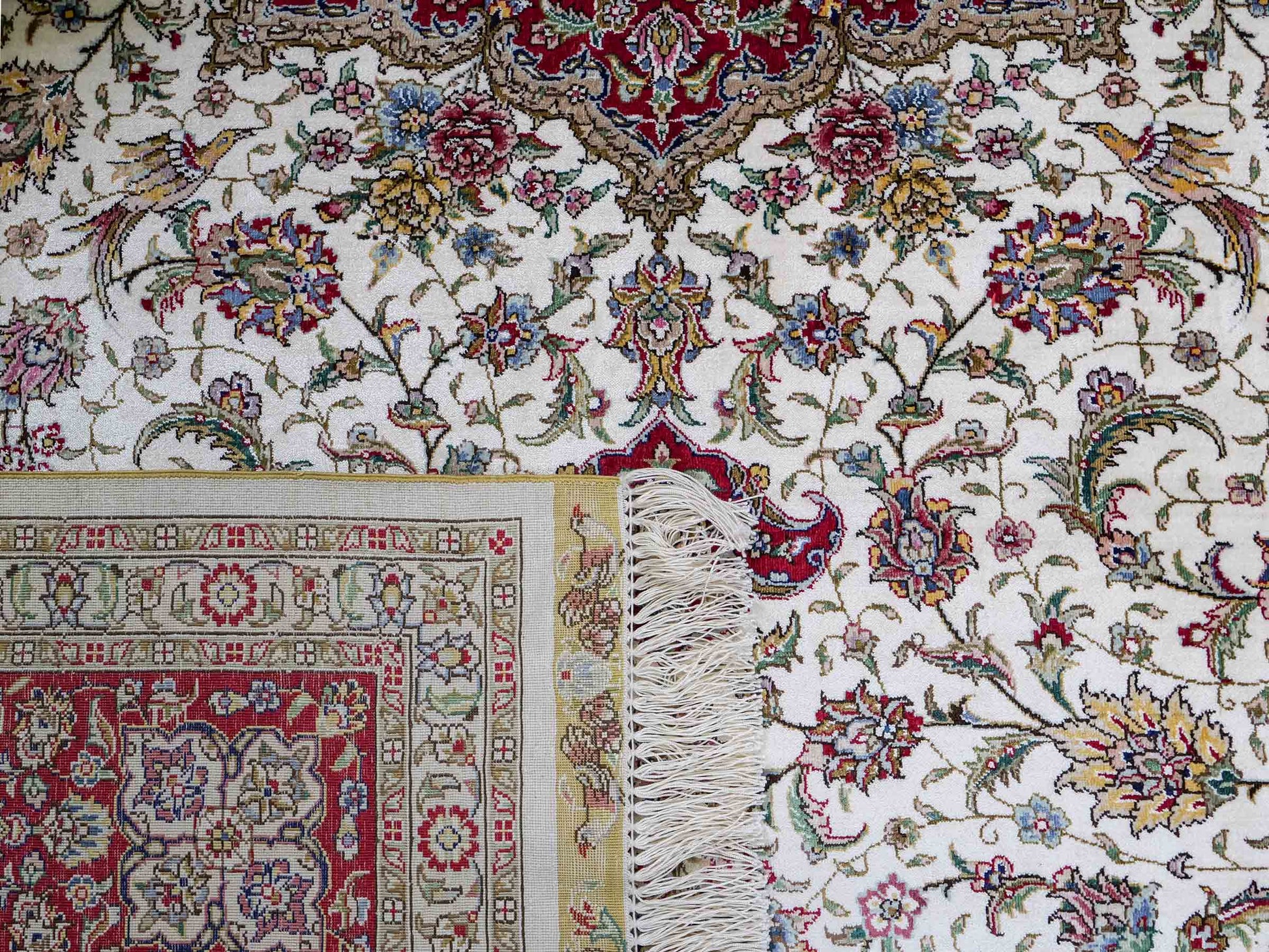 Sehr feiner, handgeknüpfter Khademi Orientteppich mit Ghom Design aus reiner Seide, creme, weiß, rot. 246x173 cm. Vertreib durch Jupiter Intl.